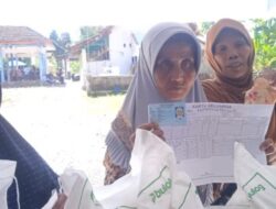 Penyaluran Bantuan Pangan di Desa Badean Jangkau 1.640 KPM, Masing-Masing Terima 30 Kg Beras