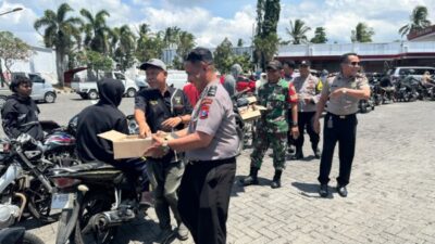 Antisipasi Antrian Panjang BBM, Polsek Jajaran Polres Bondowoso Bagikan Air Minum Gratis ke Warga