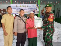 Dikawal Babinsa dan Bhabinkamtibmas, Penyaluran Bantuan Beras di Desa Mrawan Berjalan Lancar