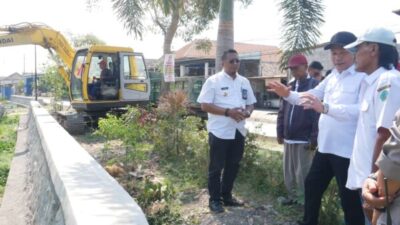 Antisipasi Banjir, Bupati Subandi Kerahkan 5 Alat Berat untuk Normalisasi Sungai di Tanggulangin dan Candi