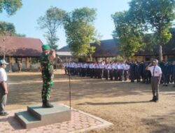 Danramil 0822/11 Tapen Jadi Pembina Upacara di SMAN 1 Tapen, Tekankan Cinta NKRI dan Bahaya Narkoba