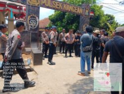 Polsek Arjasa Di Kepung, Massa Menuntut Pelaku Pencabulan Segera Ditahan Dan Di Hukum Berat