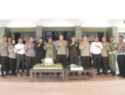 Sinergitas Tanpa Batas, Kapolres Bondowoso Boyong Tumpeng dan Kue Tart di HUT TNI ke-81