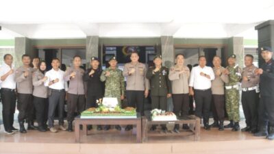 Sinergitas Tanpa Batas, Kapolres Bondowoso Boyong Tumpeng dan Kue Tart di HUT TNI ke-81