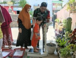 Bukan Sekadar Jaga Wilayah: Babinsa Tamansari Dampingi Posyandu, 52 Warga Ikut Terlayani
