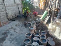 Menghargai Karya Warga, Babinsa Maesan Sambangi Pengrajin Cobek dan Perkuat Kedekatan dengan Warga