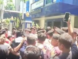 Ratusan Masa Kepung Kantor Bea Cukai Madura