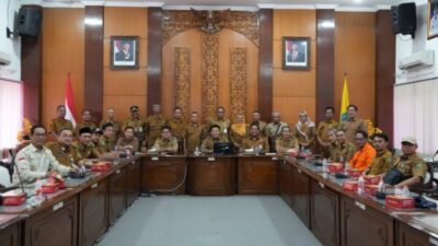Bupati Subandi Minta Banjir, Jalan Rusak, hingga Sampah di Tulangan Ditangani