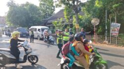 Kapolres Pamekasan Turun Langsung:  melaksanakan Pengaturan Lalu Lintas Pagi, Polisi Bersama Masyarakat