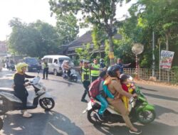 Kapolres Pamekasan Turun Langsung:  melaksanakan Pengaturan Lalu Lintas Pagi, Polisi Bersama Masyarakat