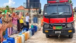 ‎Air Datang: Teriakan Warga Pecah di Kotalon, TNI AD Bawa 5.000 Liter Air Bersih