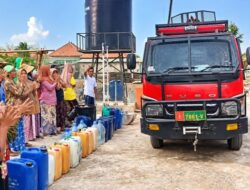 ‎Air Datang: Teriakan Warga Pecah di Kotalon, TNI AD Bawa 5.000 Liter Air Bersih