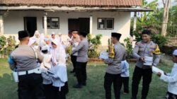 Hari Santri Nasional 2026, Polsek Pujer Bagi 400 Mushaf Al-Qur’an di Desa Terpencil Perbatasan