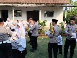 Hari Santri Nasional 2026, Polsek Pujer Bagi 400 Mushaf Al-Qur’an di Desa Terpencil Perbatasan