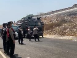 Polresta Malang Kota Kerahkan Mobil Water Cannon Bantu Tangani Kebakaran TPA Supit Urang