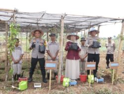 Polres Pasuruan Dukung Ketahanan Pangan, Tanam Uwi Ungu dan Panen Melon di SMKN 1 Purwosari